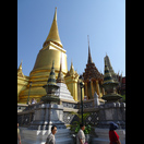 Links nochmals der Phra Siratana Chedi
